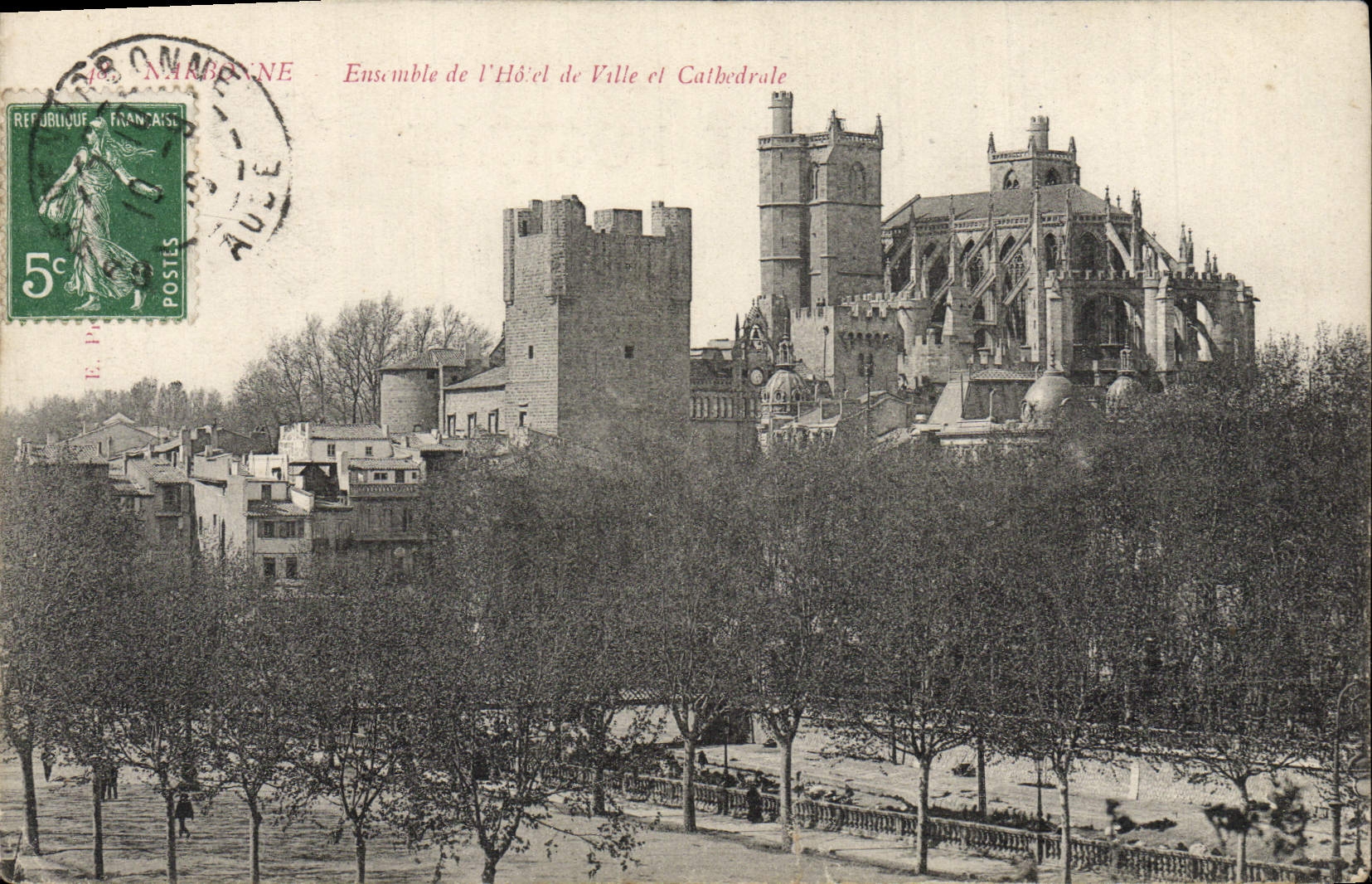 CPA Narbonne Ensemble de l'hotel de ville et cathedrale