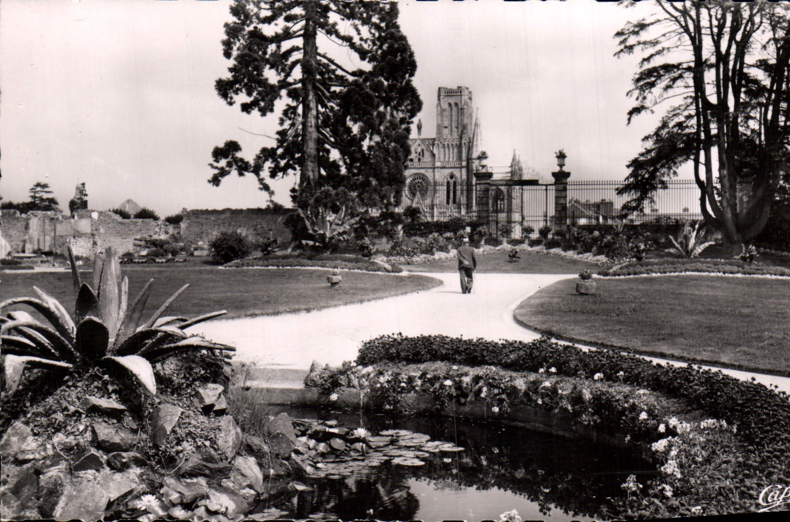 POSTAL MODERNA Avranches el jardín botánico y la iglesia de Notre Dame de los campos