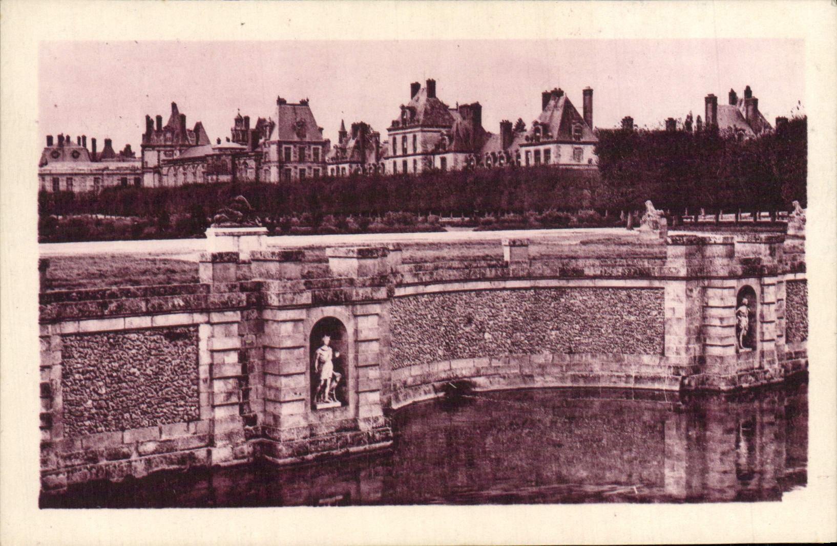VINTAGE POSTCARD Palate of Fontainebleau the Palate seen of the street of the park