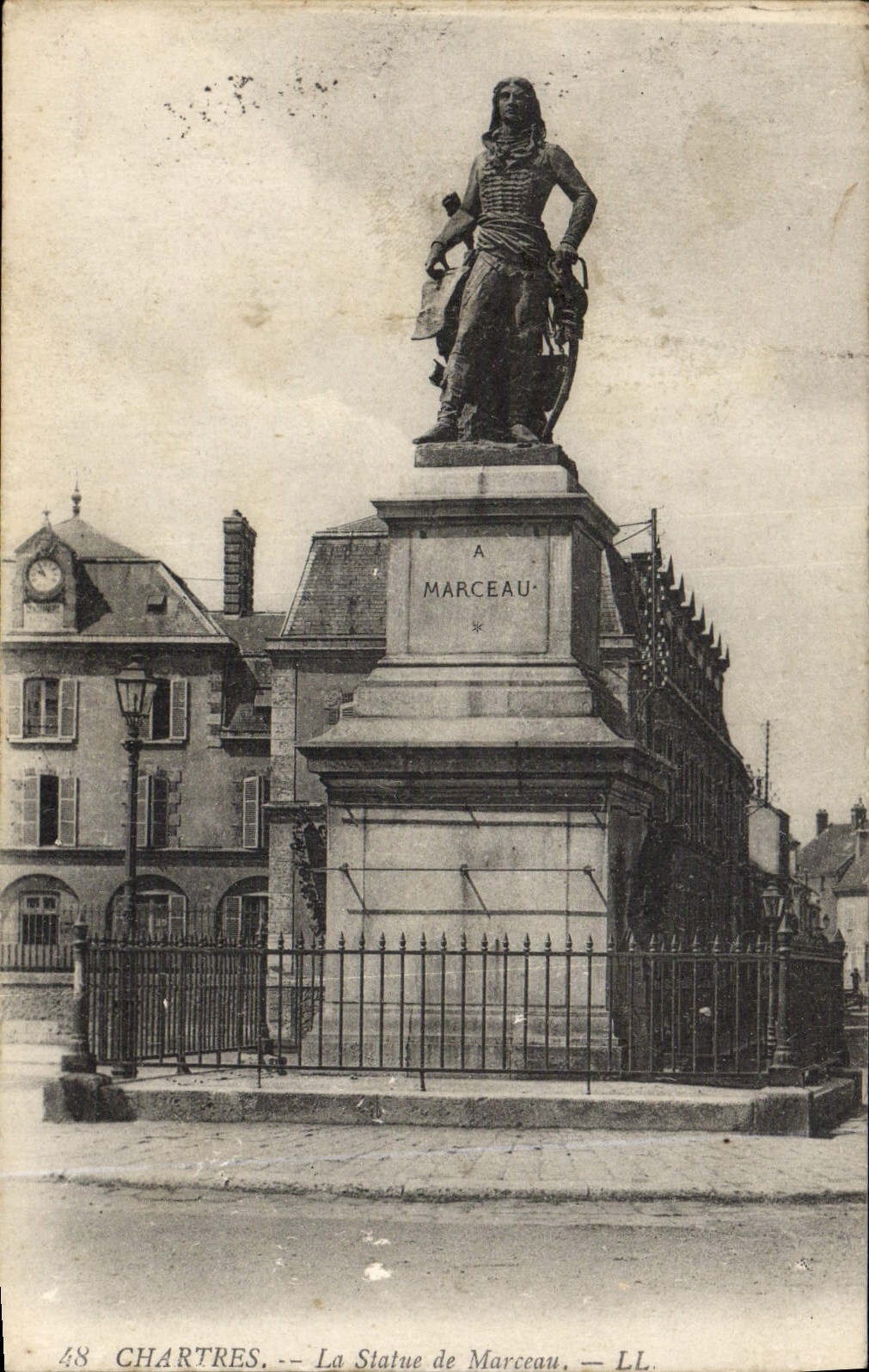 VINTAGE POSTCARD Chartres the Statue De Marceau