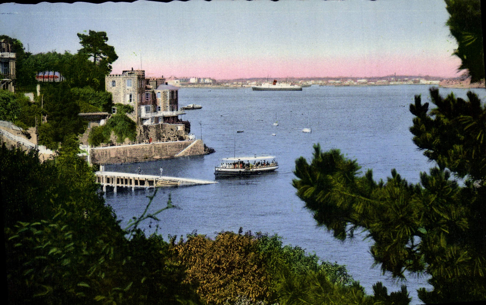 CPM Dinard Promenade Du Claire De Lune Au Loin St Malo