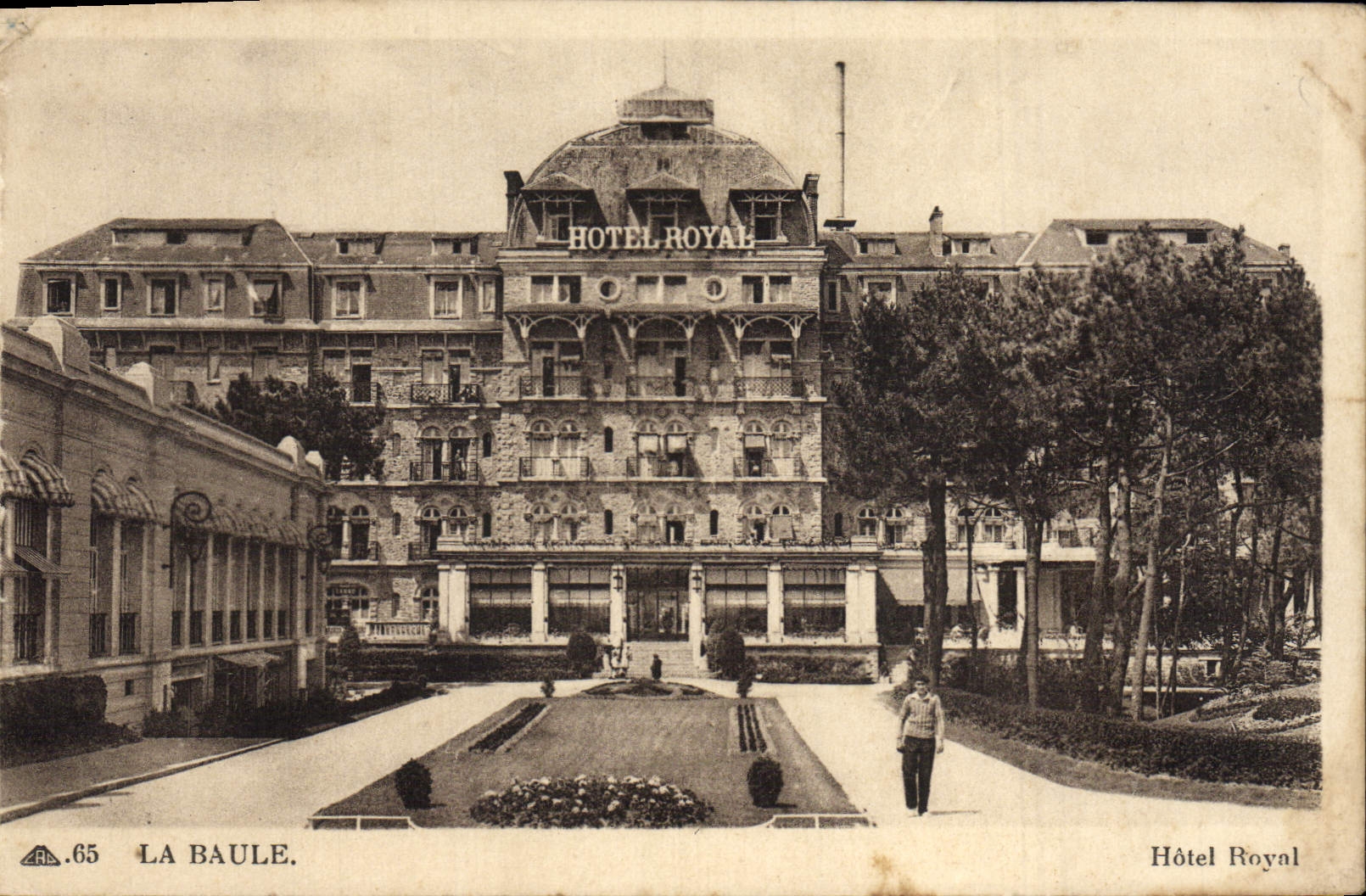VINTAGE POSTCARD La Baule Royal Hotel