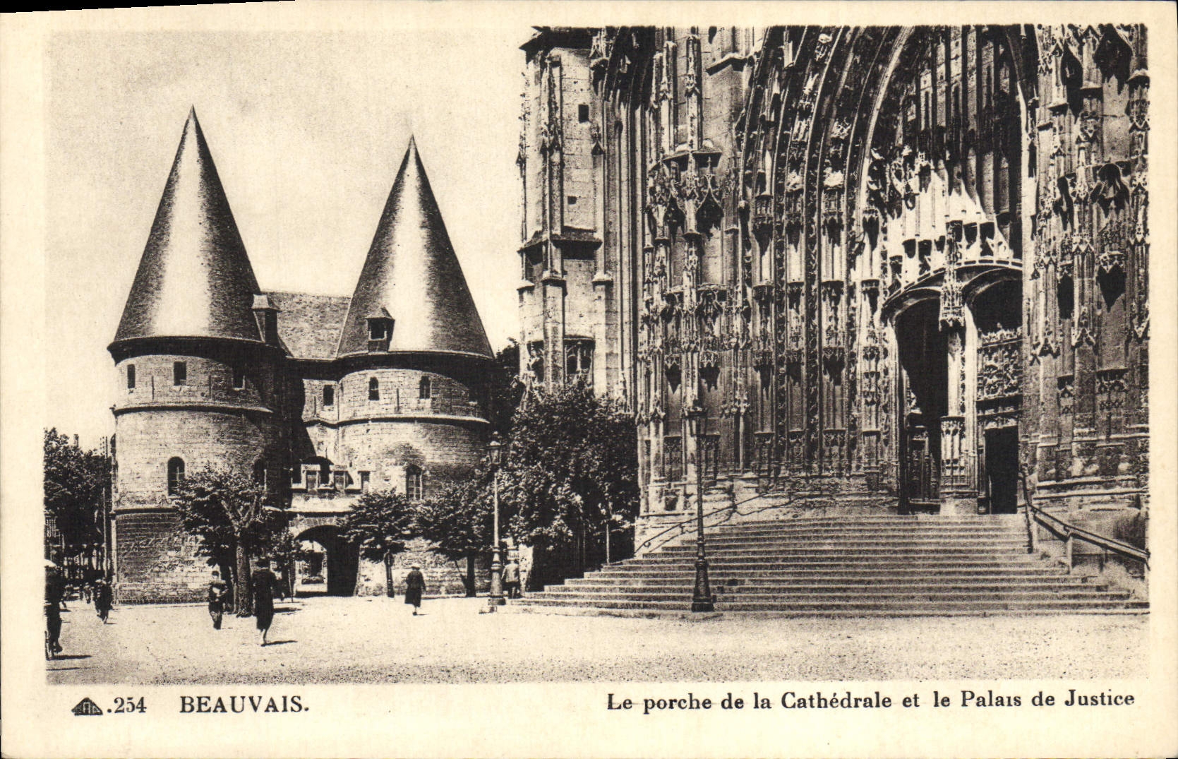 CPA Beauvais Le Porche De Cathedrale Et Le Palais De Justice