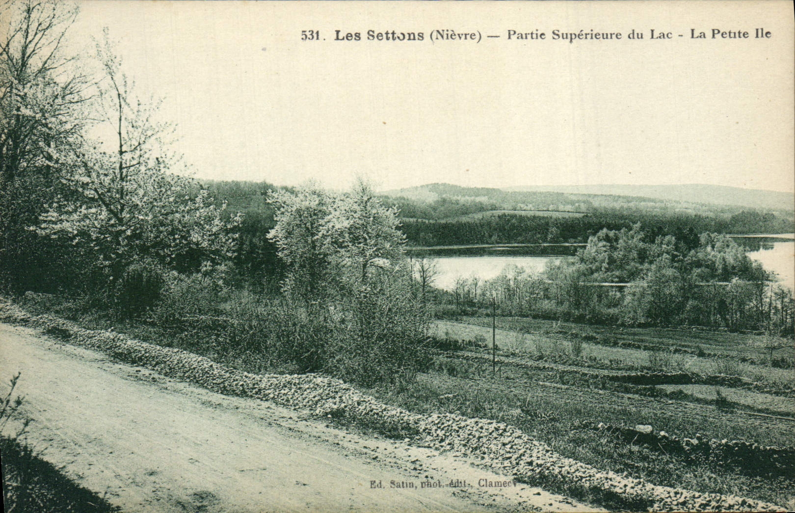 VINTAGE POSTCARD Settons Upper part Of the Lake the Small island