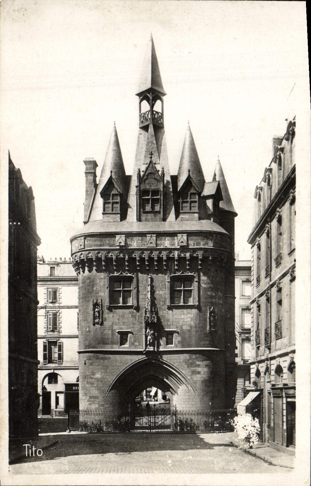 Burdeos de la POSTAL de la VENDIMIA la puerta del paladar