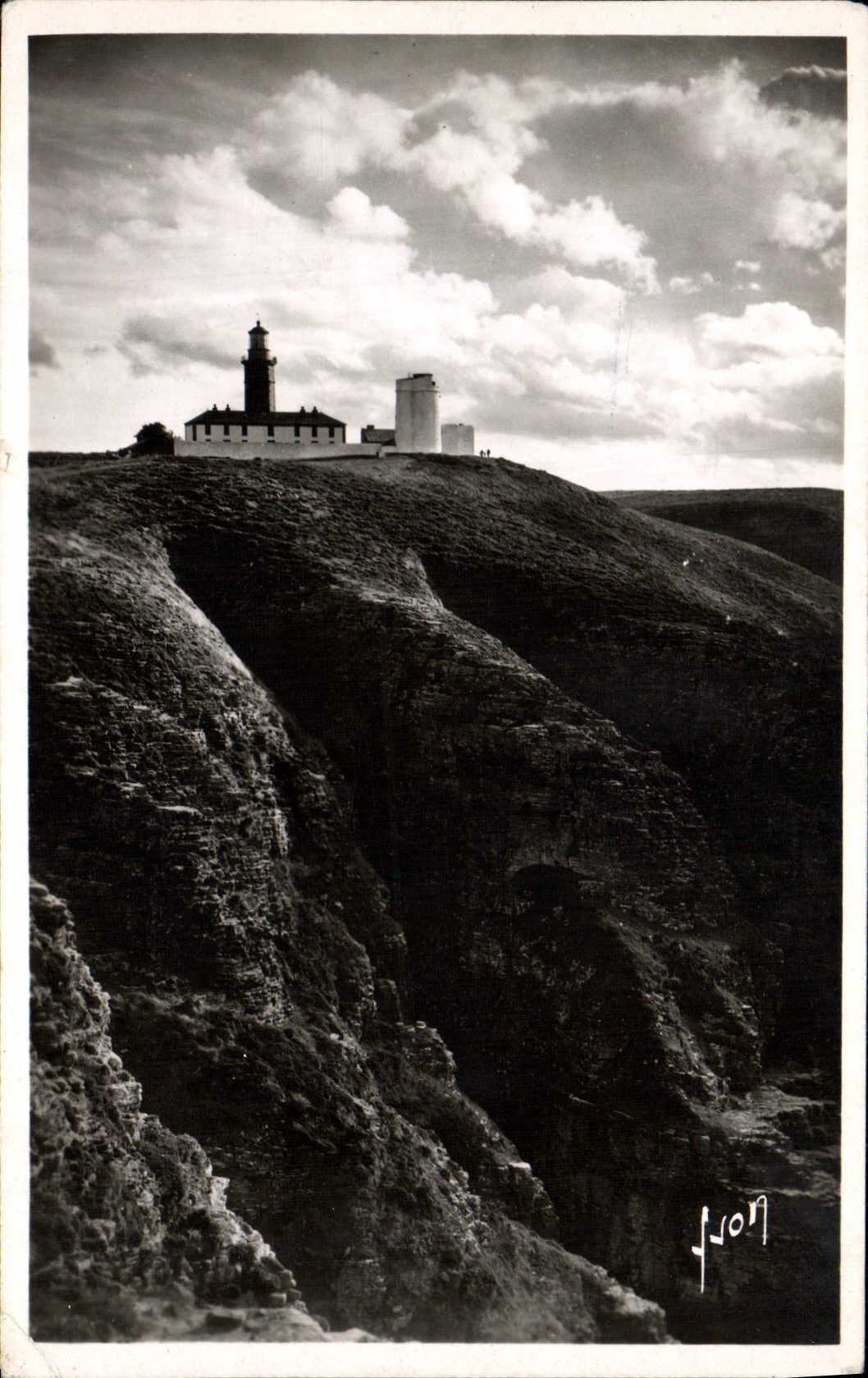 CPM Cap Frehel Gigantesques Falaises En Forme de ruines cyclopeennes Au sommet le phare