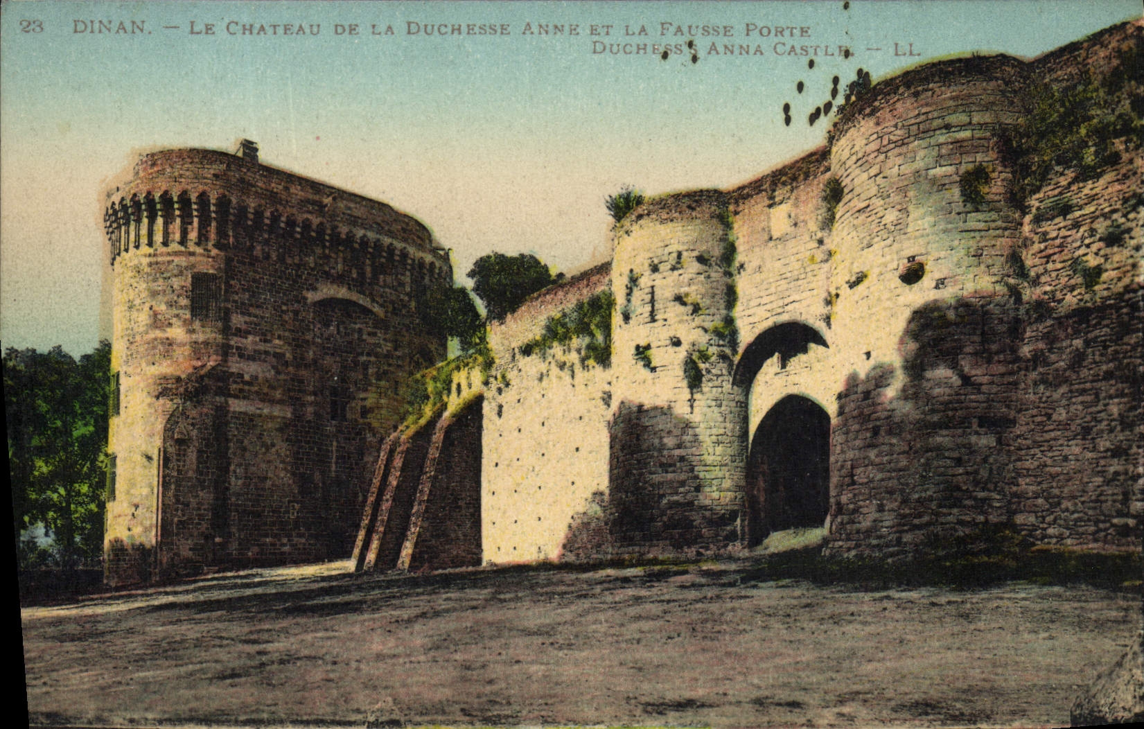 CPA Dinan Le Chateau de la duchesse Anne et la fausse porte 