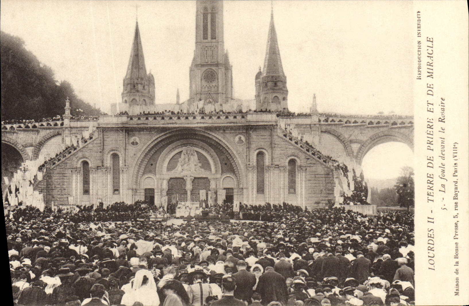 VINTAGE POSTCARD Heavy crowd in front of the rosary