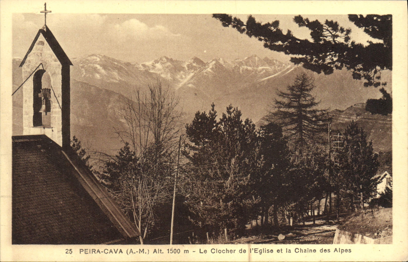 La POSTAL Peira de la VENDIMIA minó la campana-torre de la iglesia y de la gama alpestre