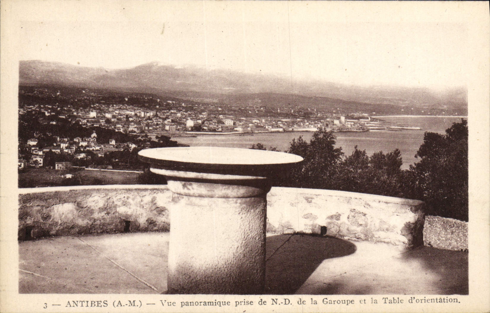 Retén panorámico visto Antibes de la POSTAL de la VENDIMIA de NR D de Garoupe y de la tabla de orientación