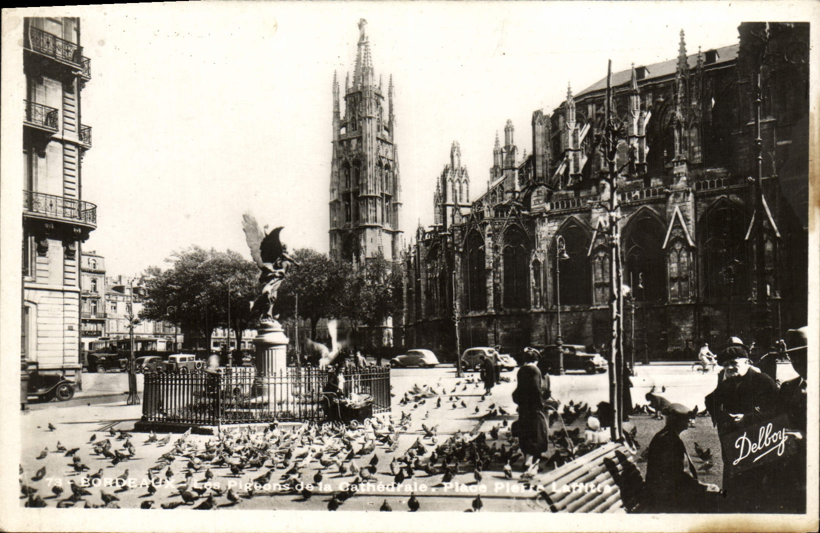 MODERN CARD Bordeaux the pigeons of the cathedral Places Pierre Laffitte