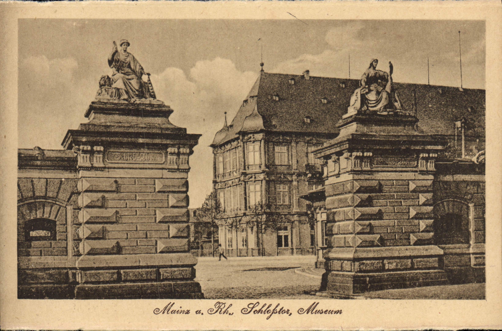 VINTAGE POSTCARD Mainz has Rh Schlosstor Museum