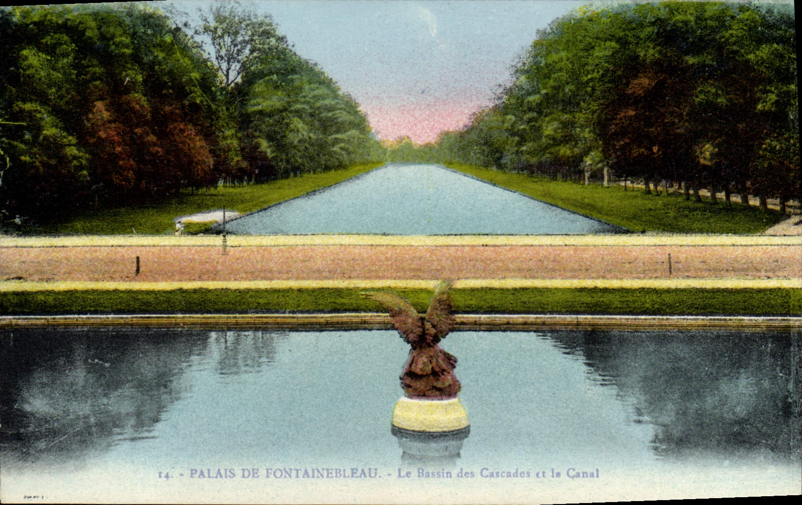 VINTAGE POSTCARD Palate De Fontainebleau the Basin of the Cascades and the Canal