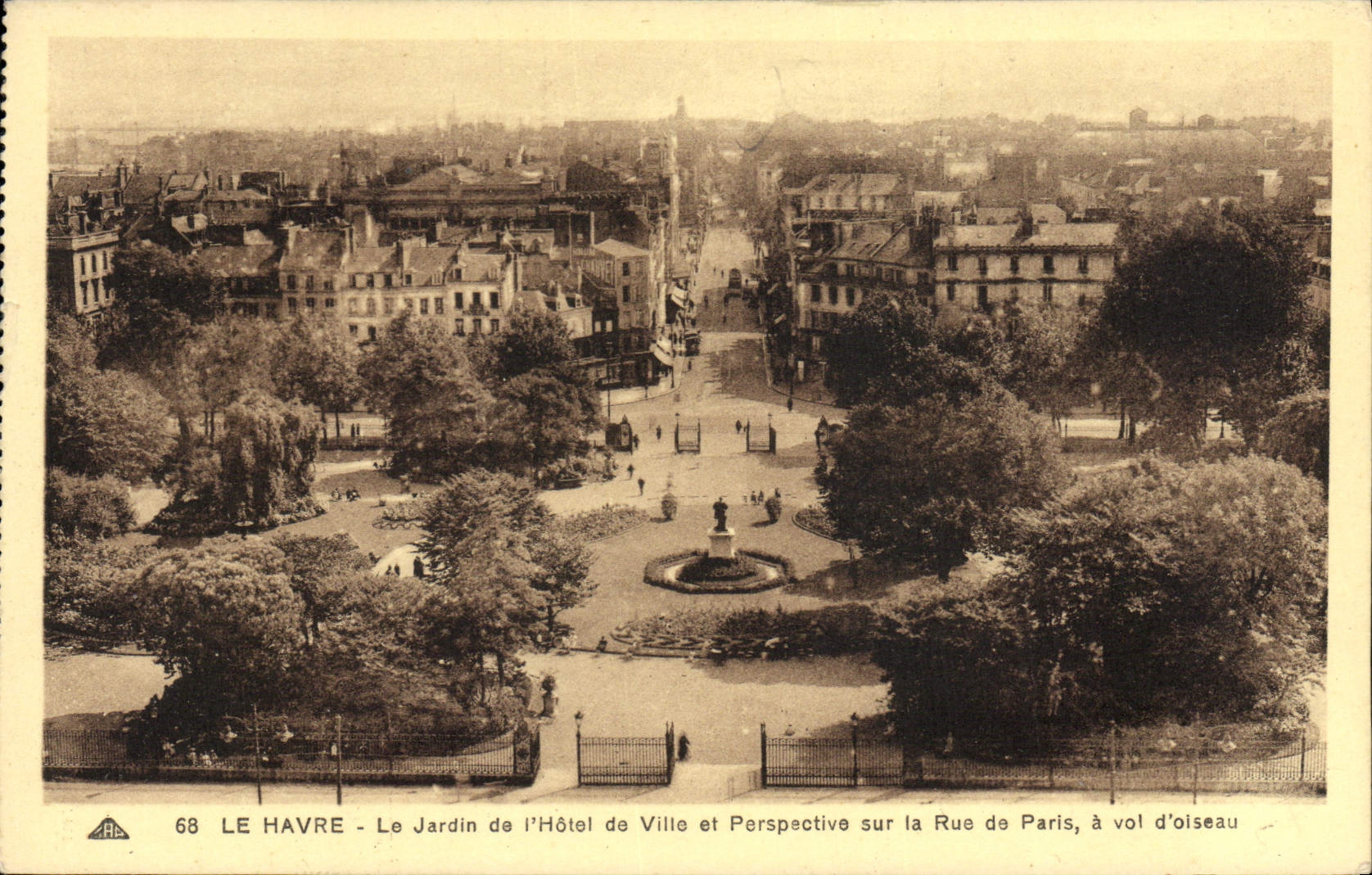 CPA Le Havre Le Jardin de l'Hotel de Ville et Perspective sur la Rue de Paris a vol d'oiseau