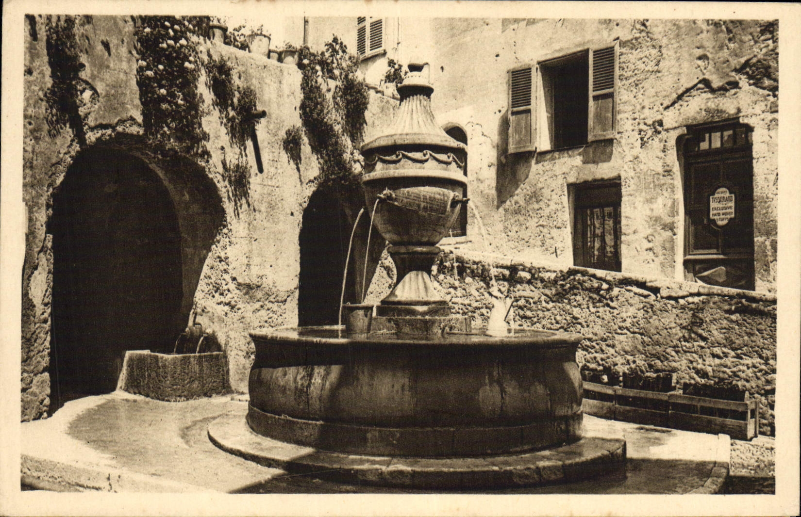 VINTAGE POSTCARD Saint Paul the Fountain