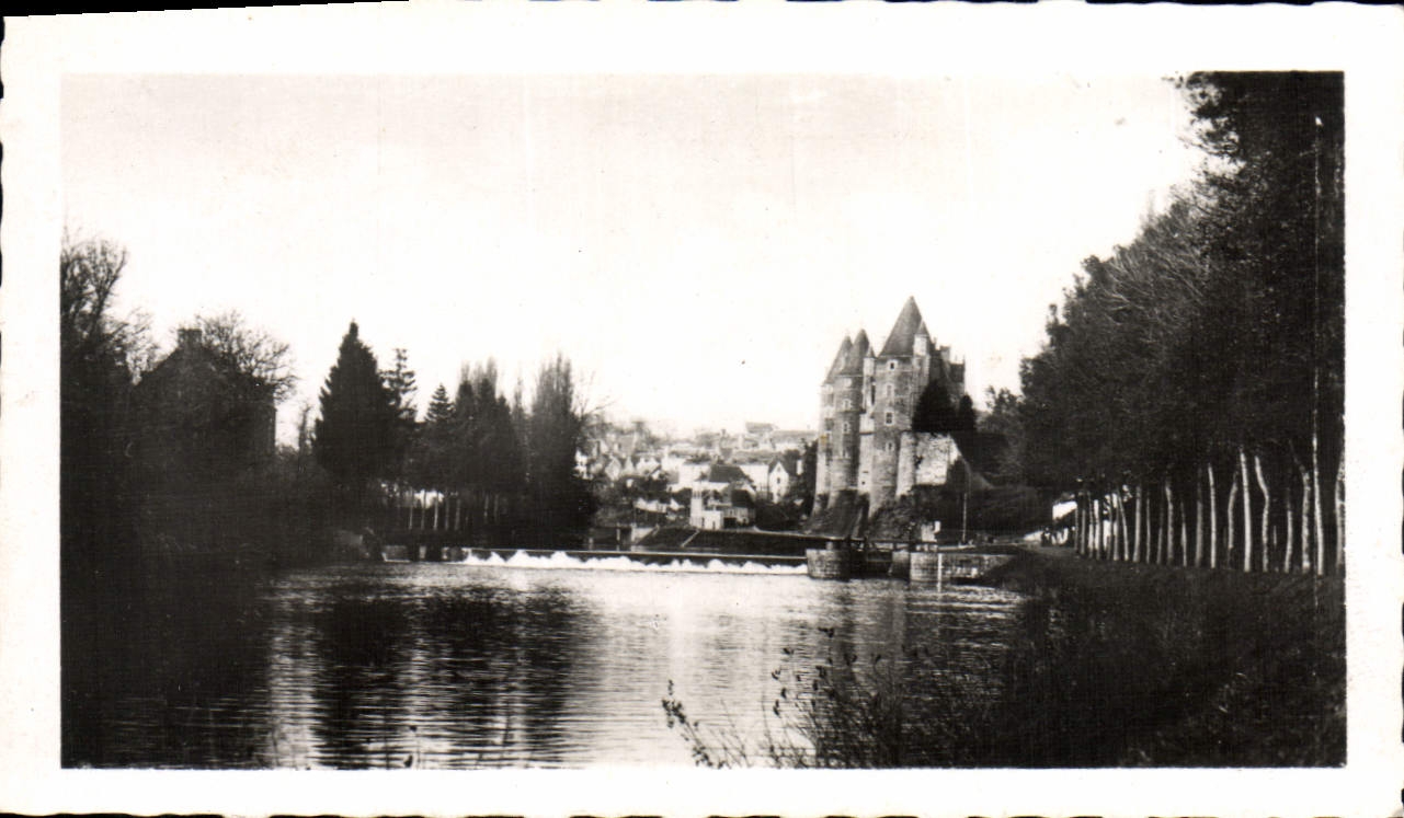 POSTAL MODERNA los bordes del St del castillo de Josselin de expulsan
