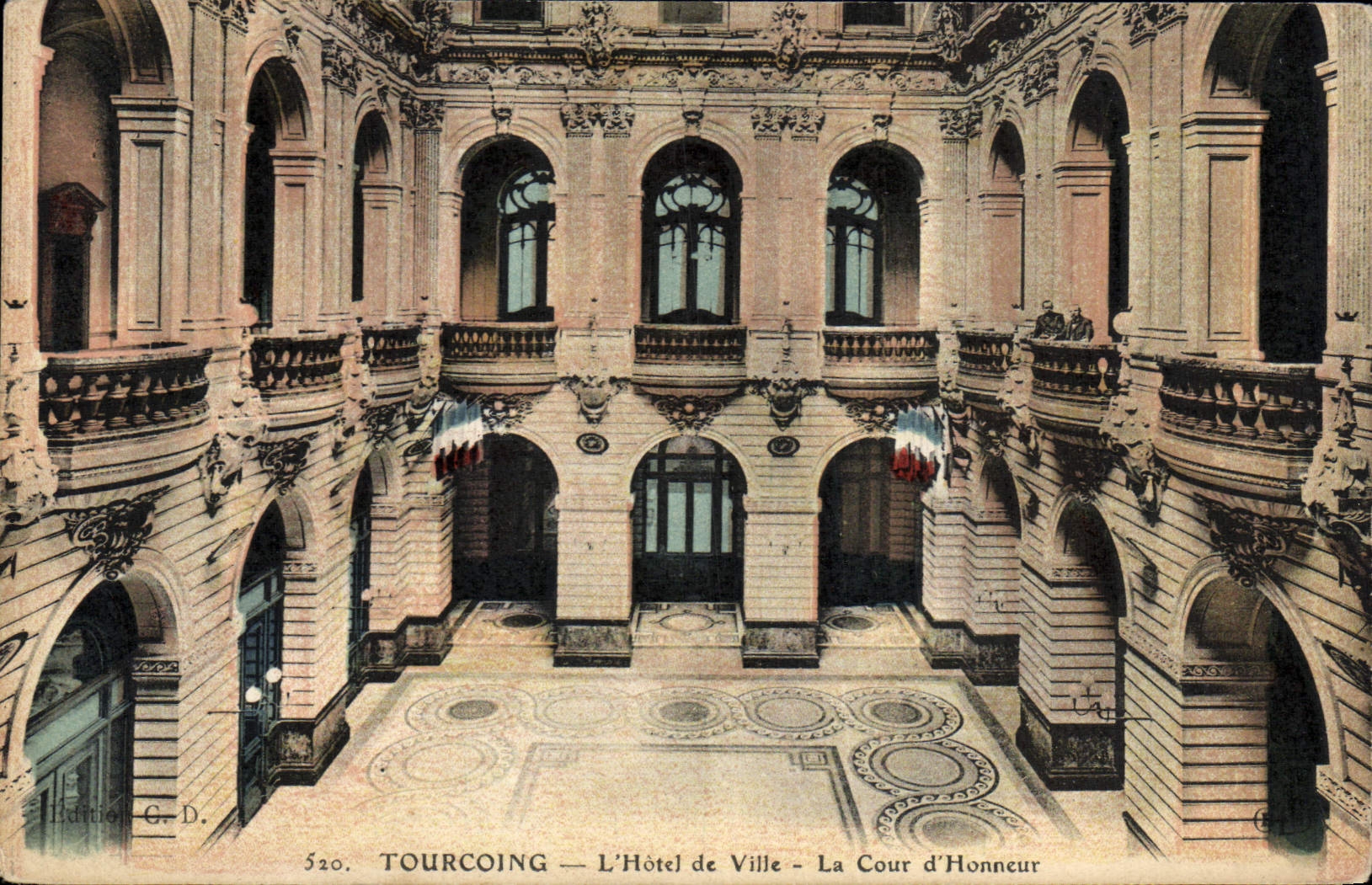 CPA Tourcoing L'Hotel de Ville La cour d'honneur