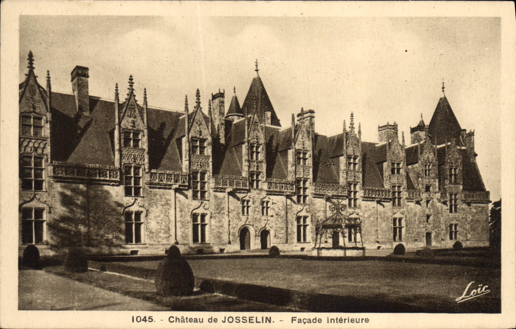 VINTAGE POSTCARD Castle of Josselin Interior Frontage