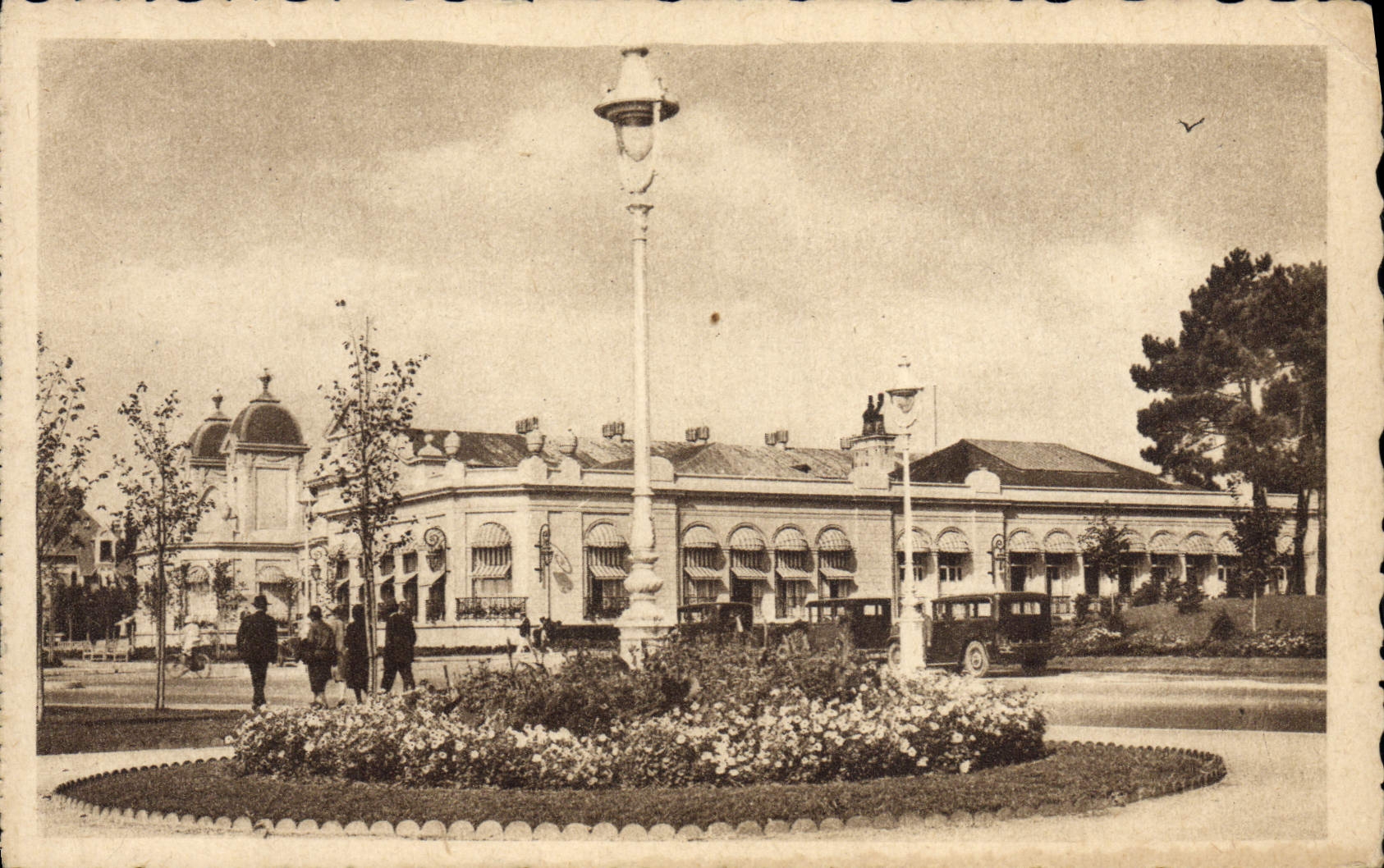VINTAGE POSTCARD La Baule on Sea Esplanade and gardens of the casino