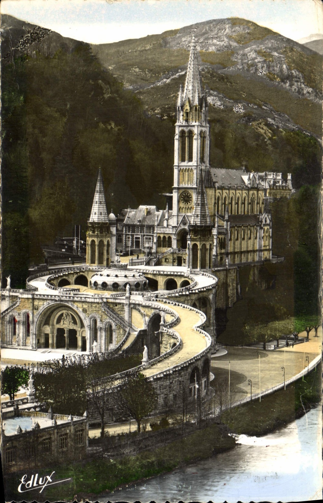 CPM Lourdes La Basilique et le Gave