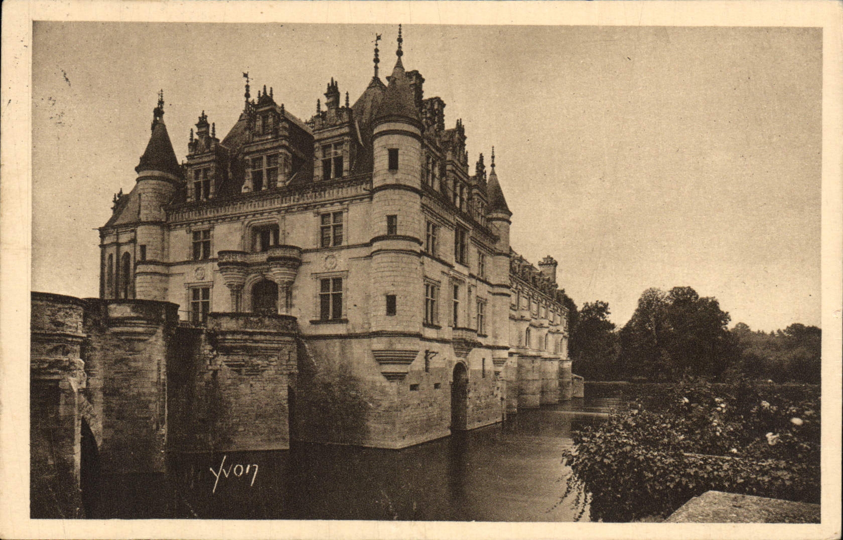 VINTAGE POSTCARD Castle of Chenonceaux View