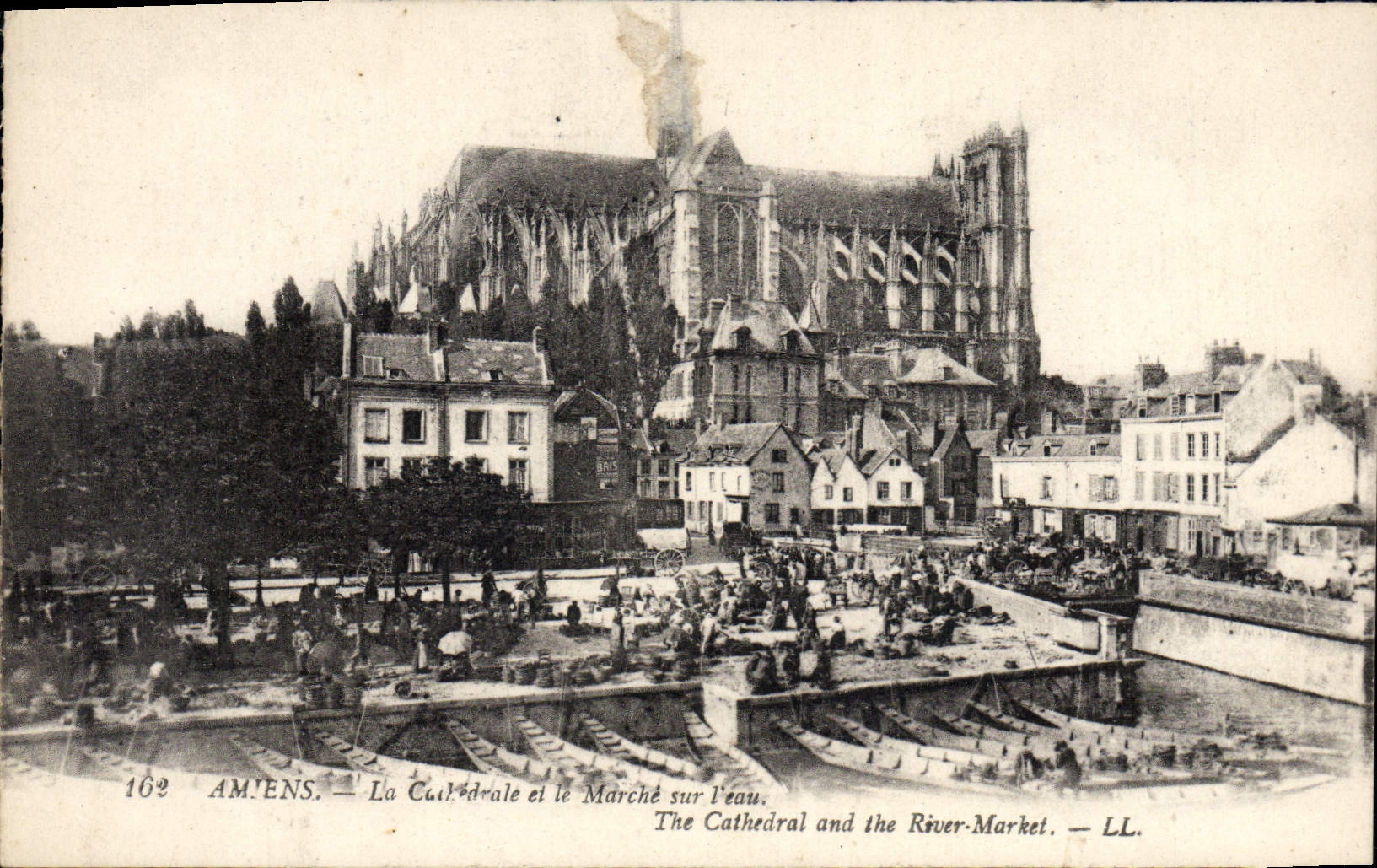 CPA Amiens La cathedrale et le marche sur l'eau