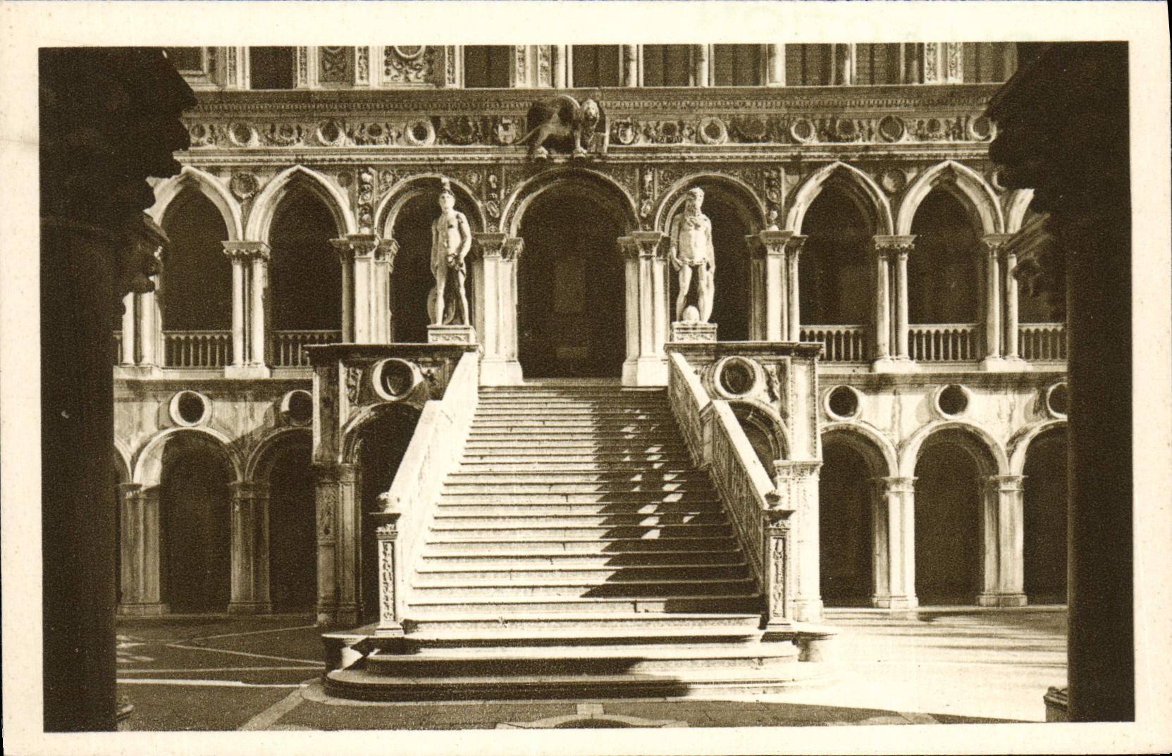 VINTAGE POSTCARD Venezia Palazzo Ducal Scala del Giganti
