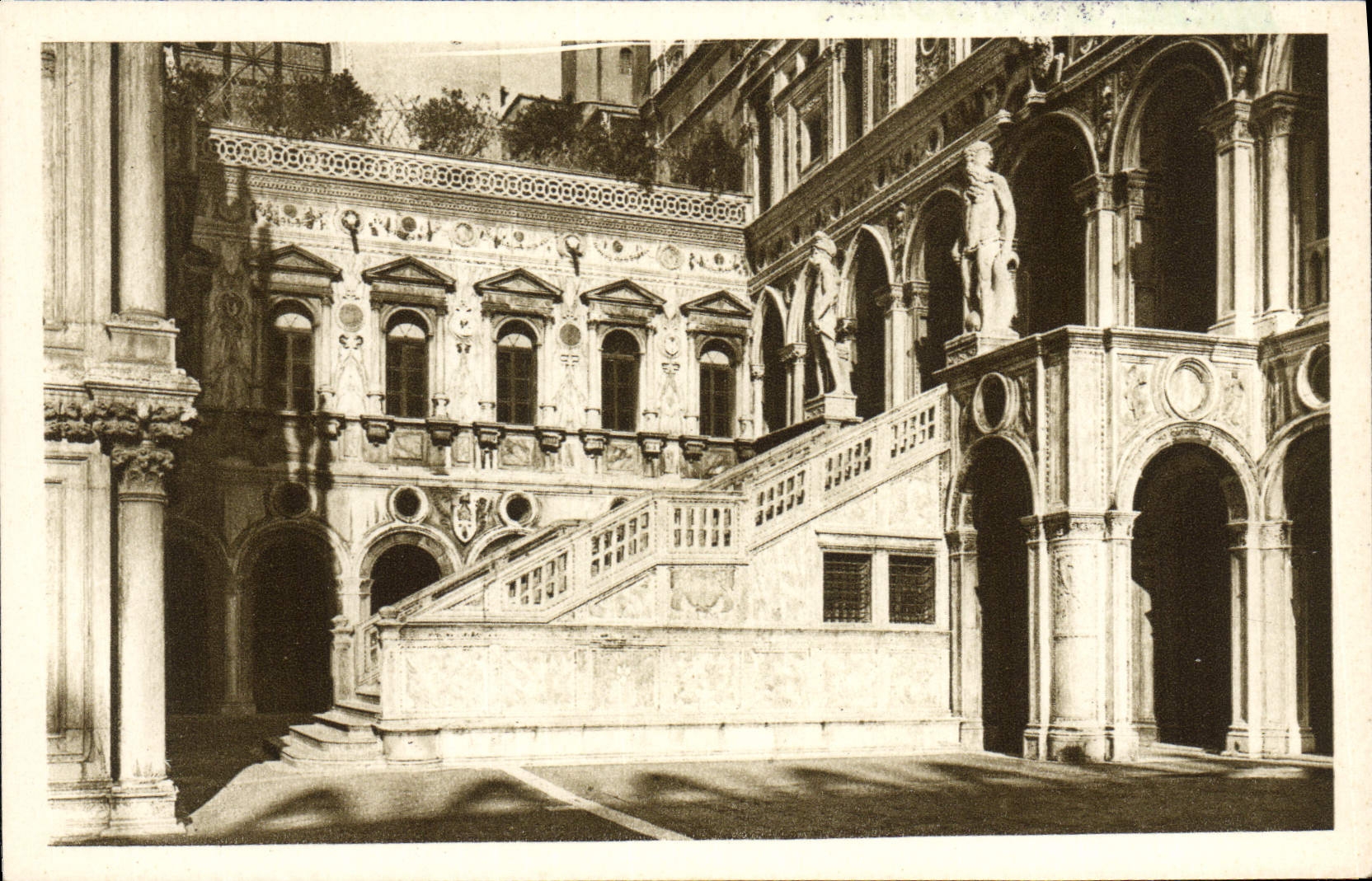 VINTAGE POSTCARD Venezia Palazzo Ducal Scala dei Giganti