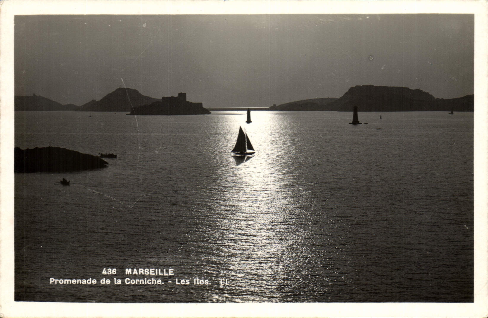 CPA Marseille Promenade de la Corniche Les lles Bateau