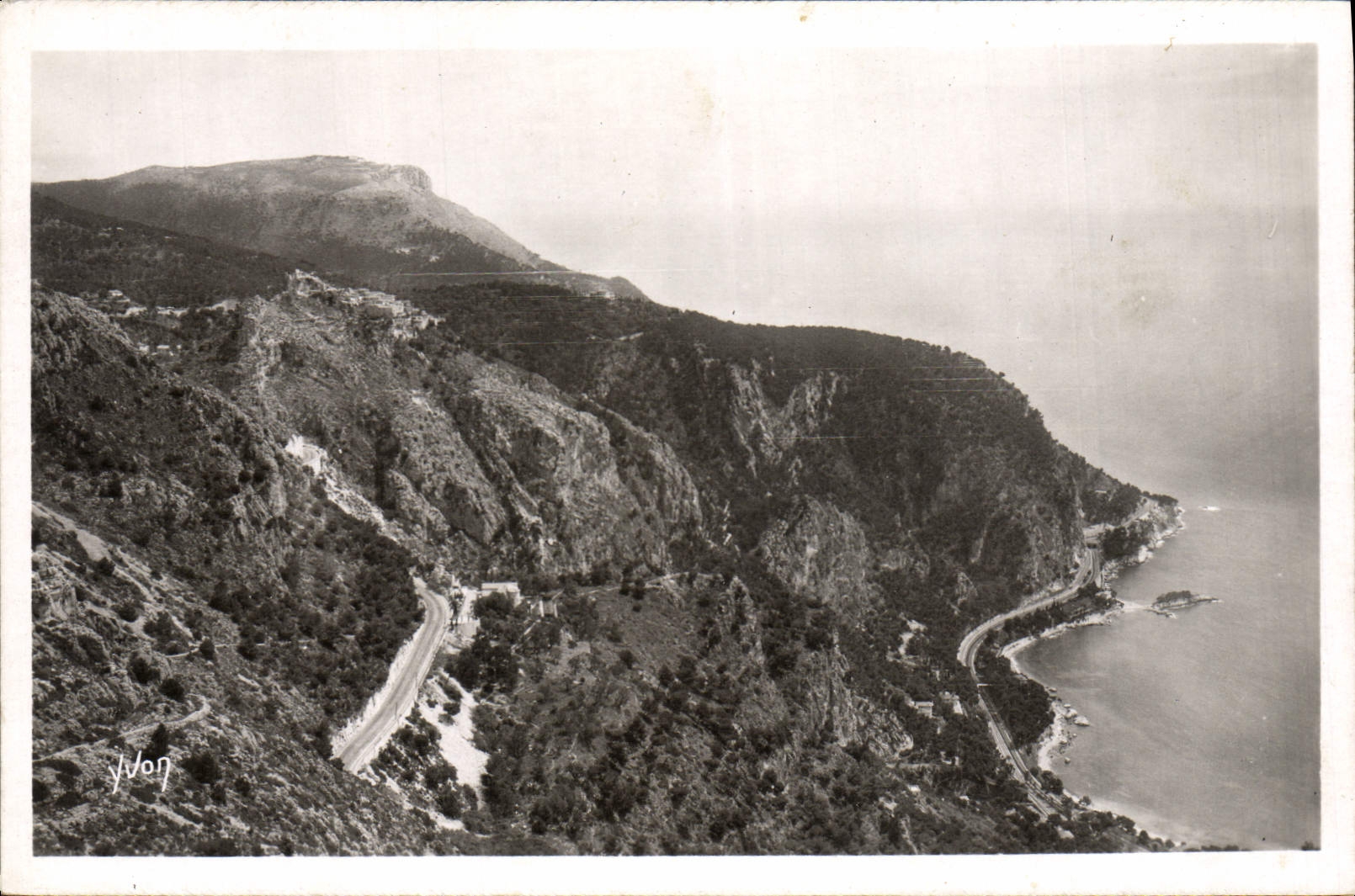 CPM Grande corniche Aspect de la cote vers le village d'Eze