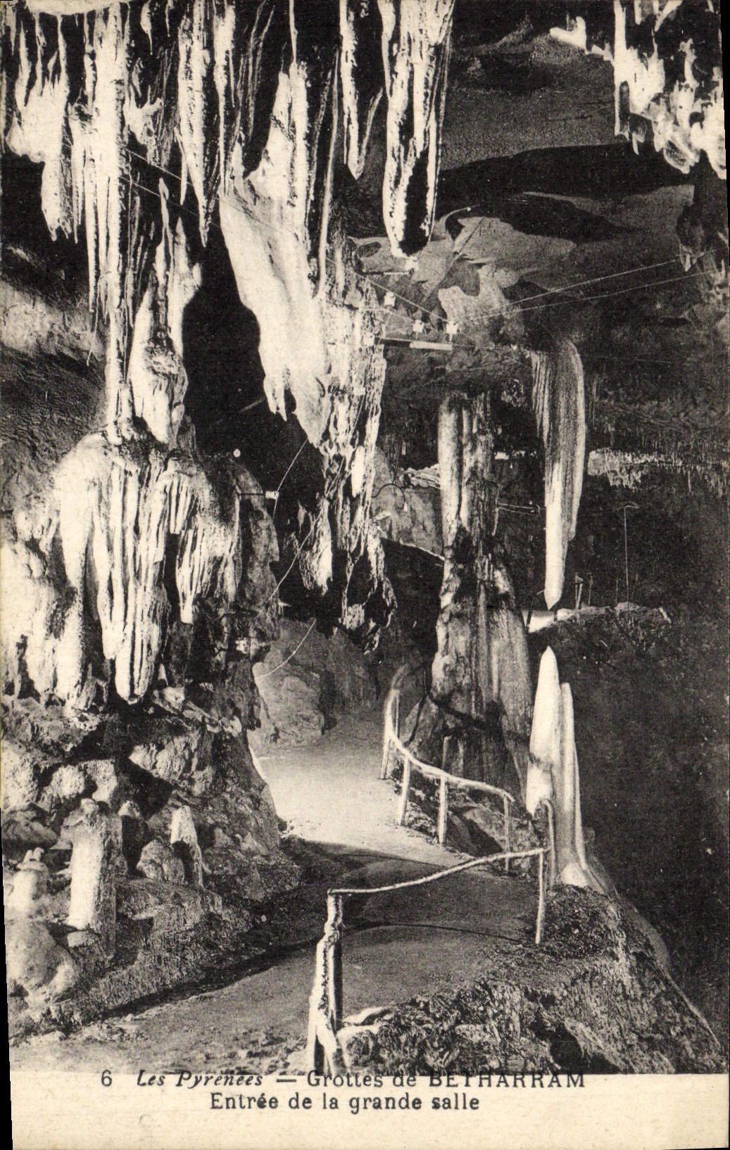 CPA Les Pyrenees Grottes De Betharram Entree de la grande salle
