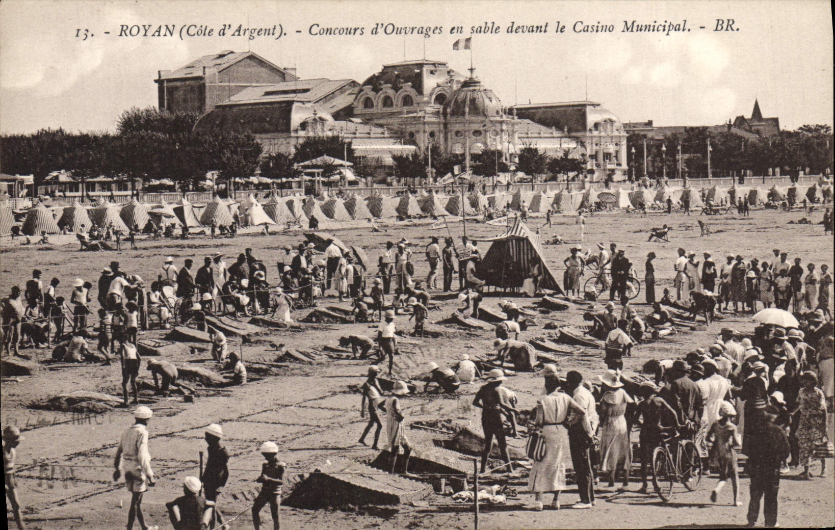 CPA Royan Concours d'Ouvrages En Sable Devant Le Casino Municipal Enfants