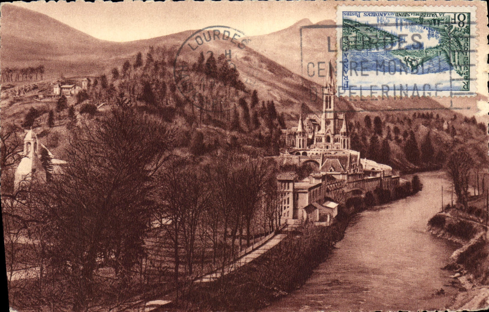 CPA Lourdes La Basilique Et Le Monument Interalie