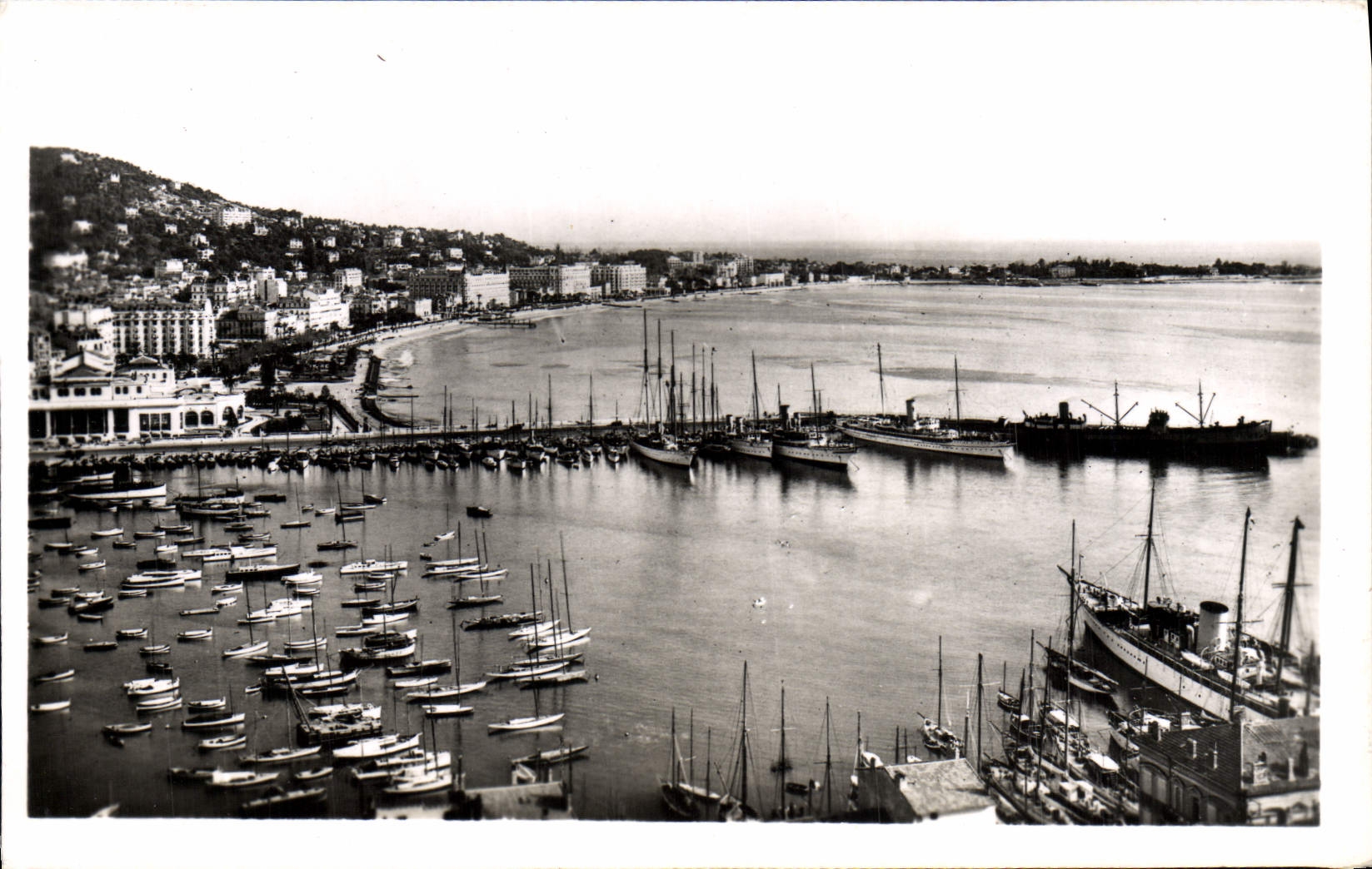 CPA La Route Napoleon Cannes Le port et la ville