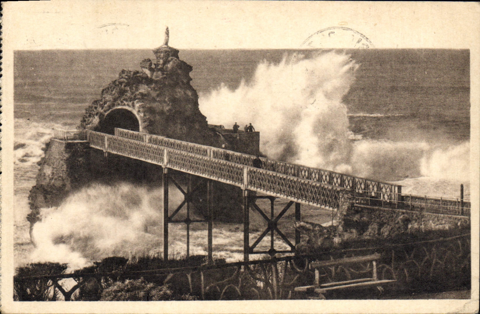 CPA Biarritz La Tempete au Rocher de la Vierge 