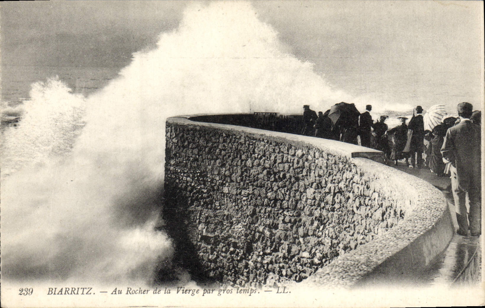 CPA Biarritz Au Rocher de la Vierge par gros temps 