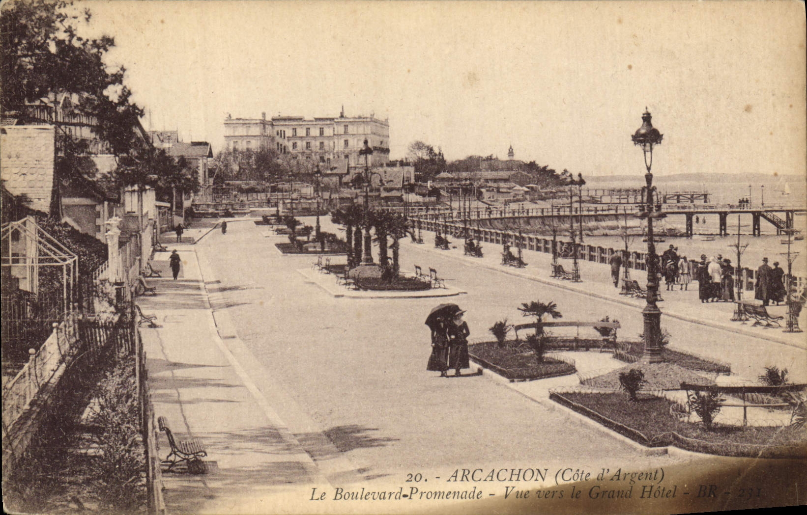 CPA Arcachon Le Boulevard Promenade Vue vers le Grand Hotel