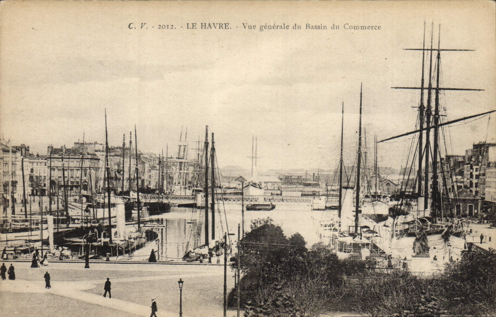 CPA Le Havre Vue generale du Basin du Commerce Bateaux