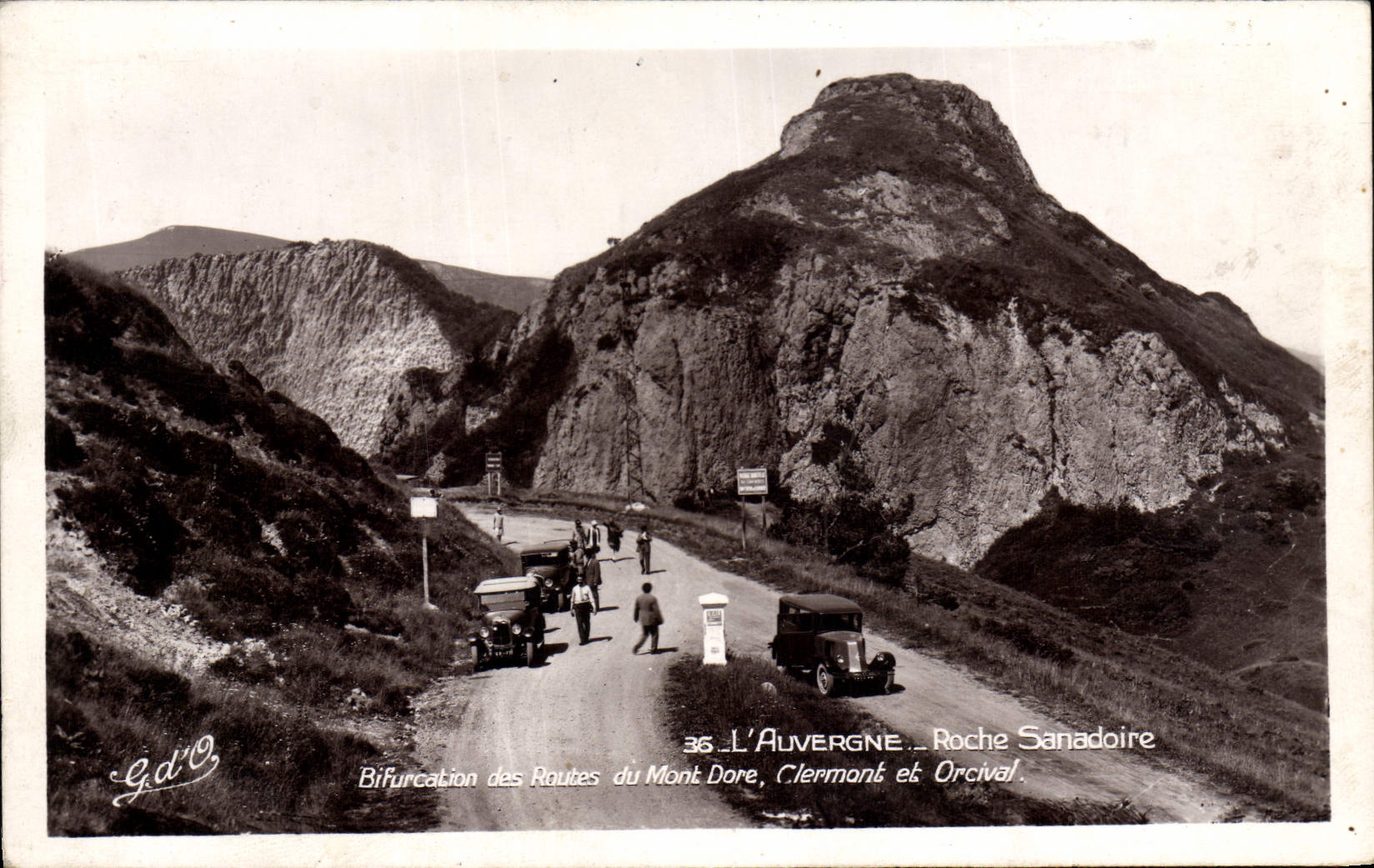 CPA L'Auvergne Roche Sanadoire Bifurcation des routes du Mont Dore Clermont et Orcival Automobile