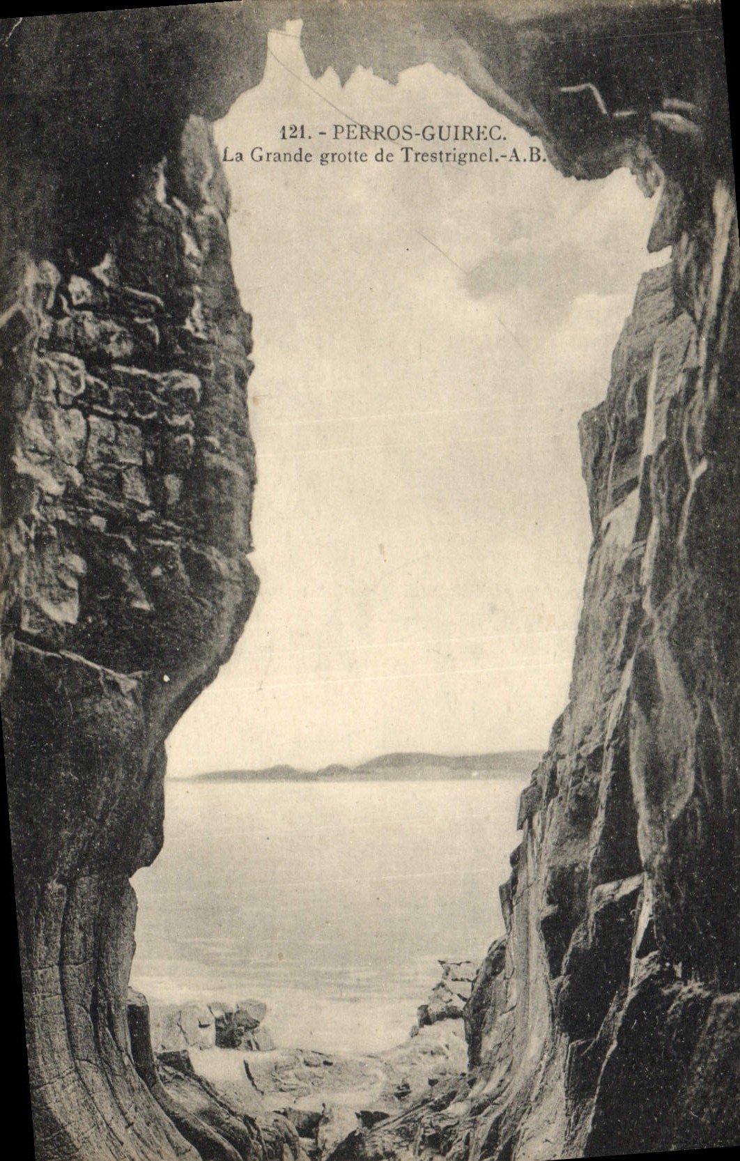 CPA Perros Guirec La Grande grotte de Trestignel