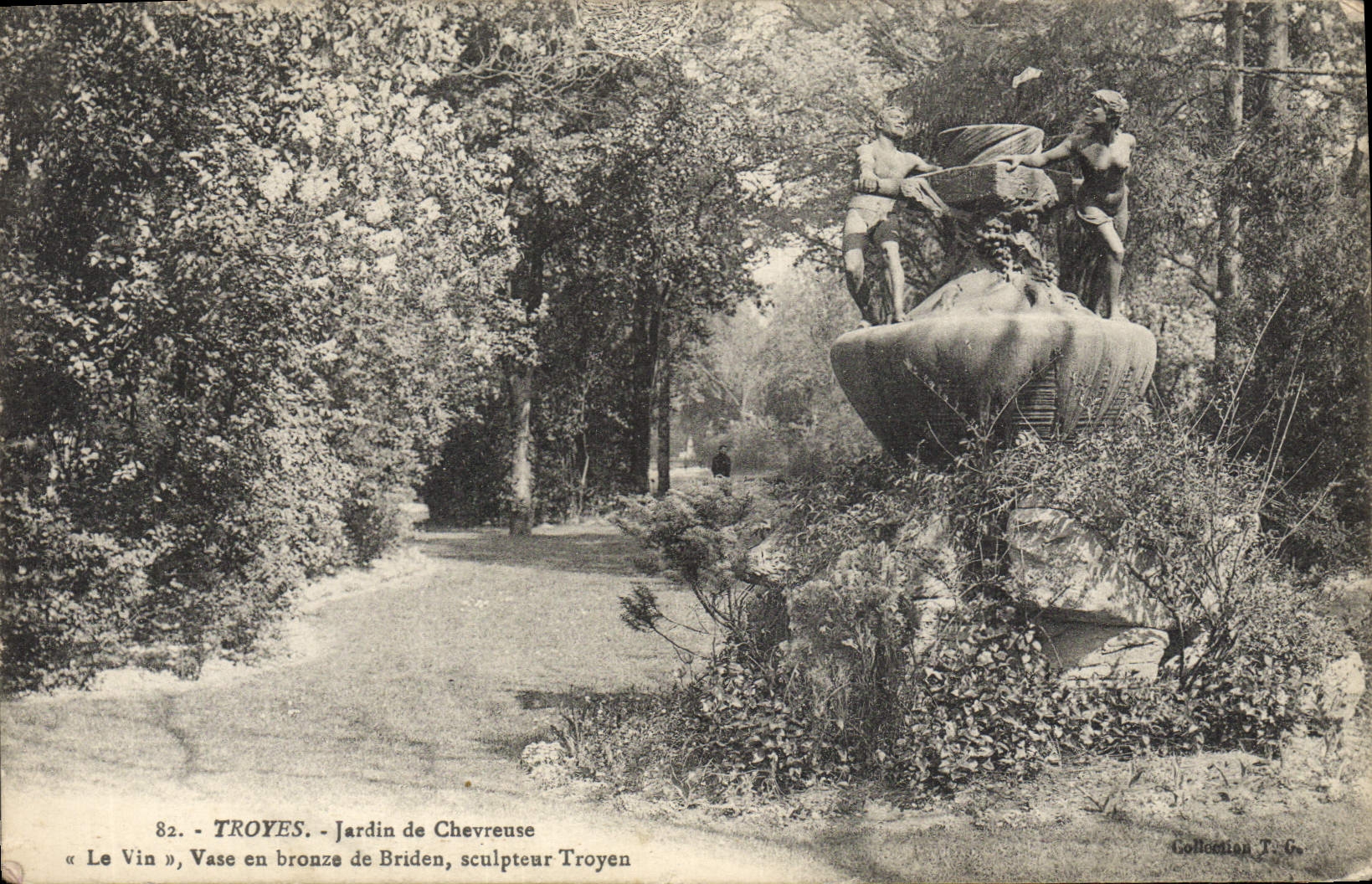 VINTAGE POSTCARD Troyes Jardin of Chevreuse the wine Go out of bronze of Briden