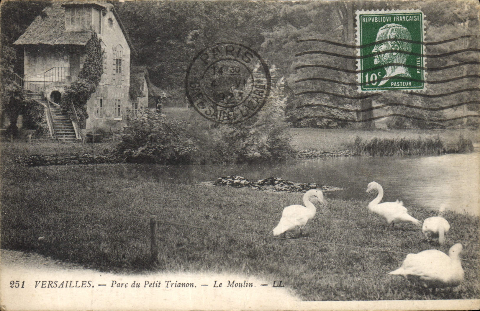 CPA Versailles Parc du Petit Trianon Le Moulin Cygnes
