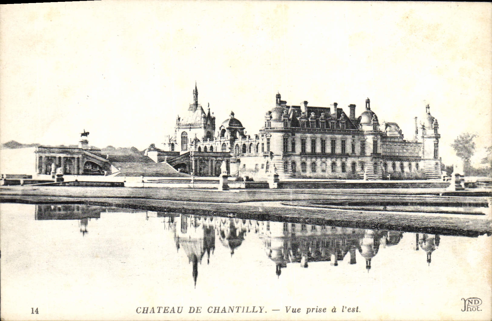 CPA Chateau de Chantilly Vue prise a l'est