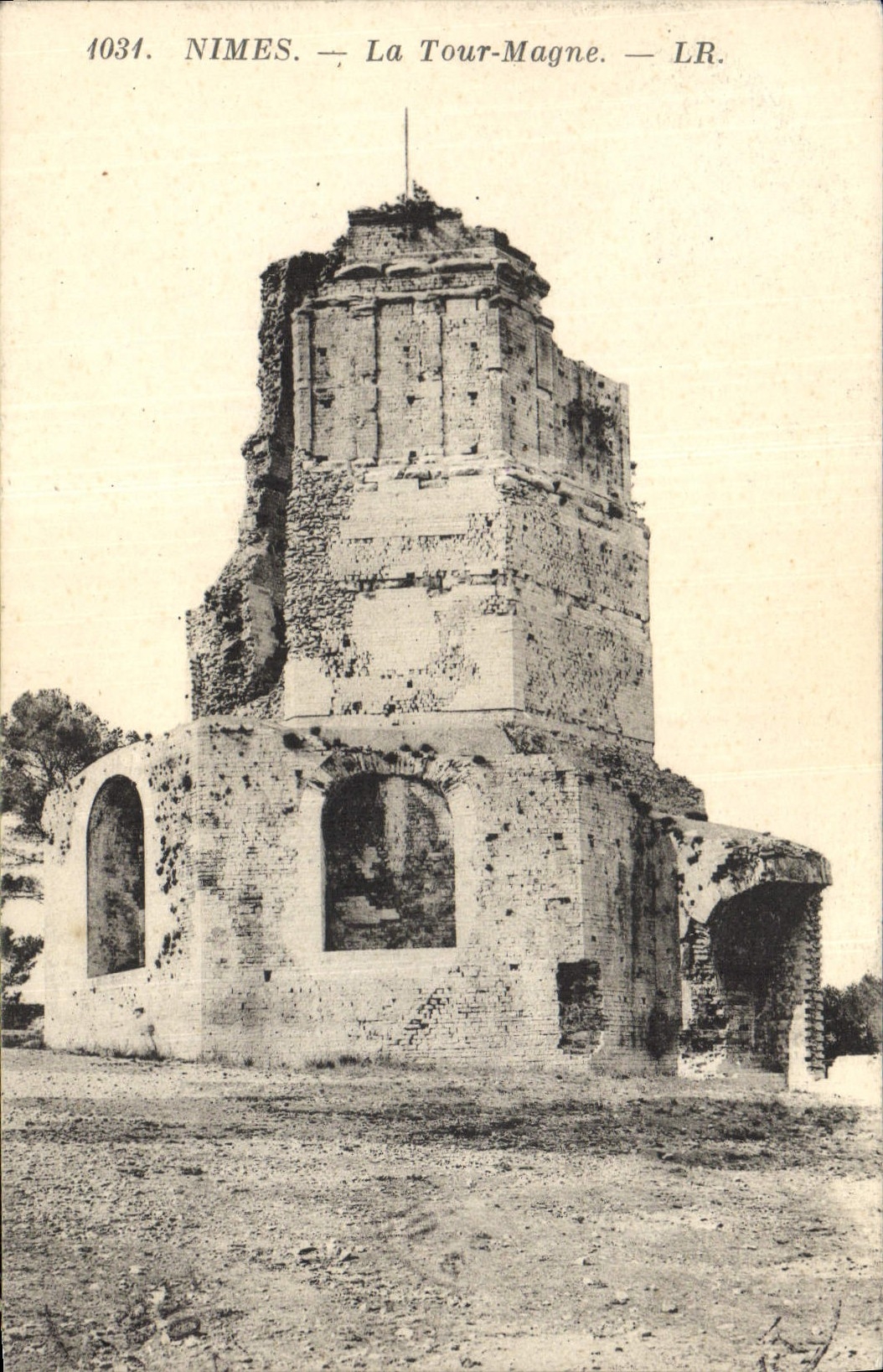 CPA Nimes La Tour Magne 