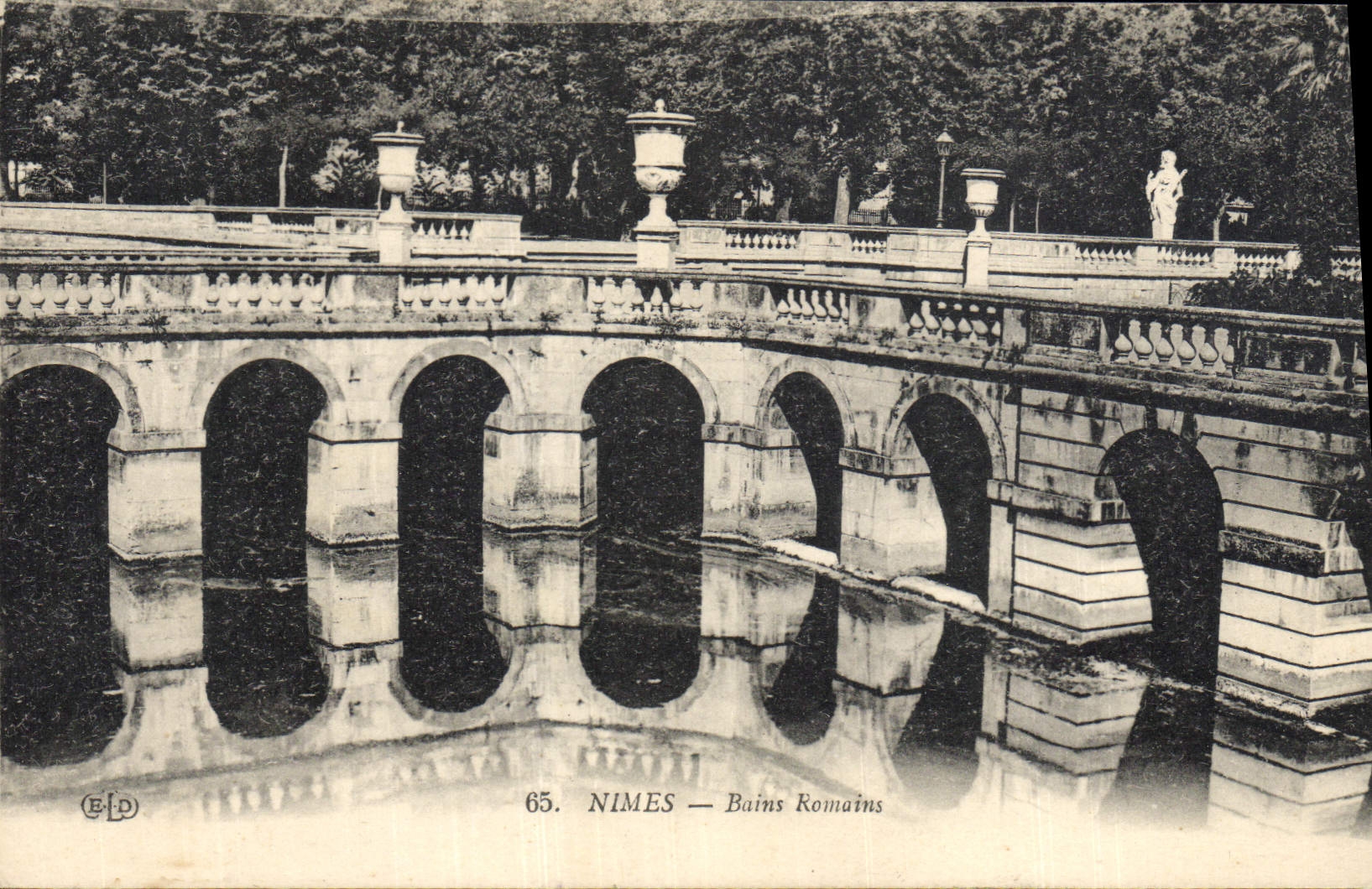 Baños romanos de Nimes de la POSTAL de la VENDIMIA