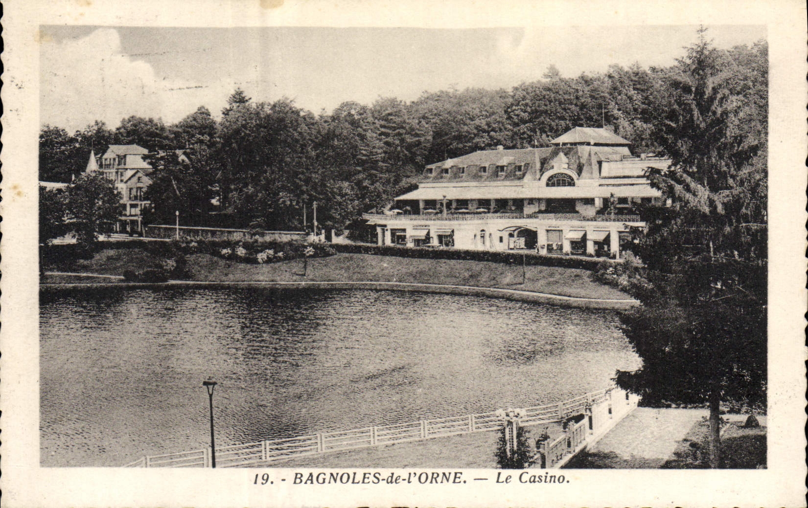 CPA Bagnoles de l'Orne Le Casino 