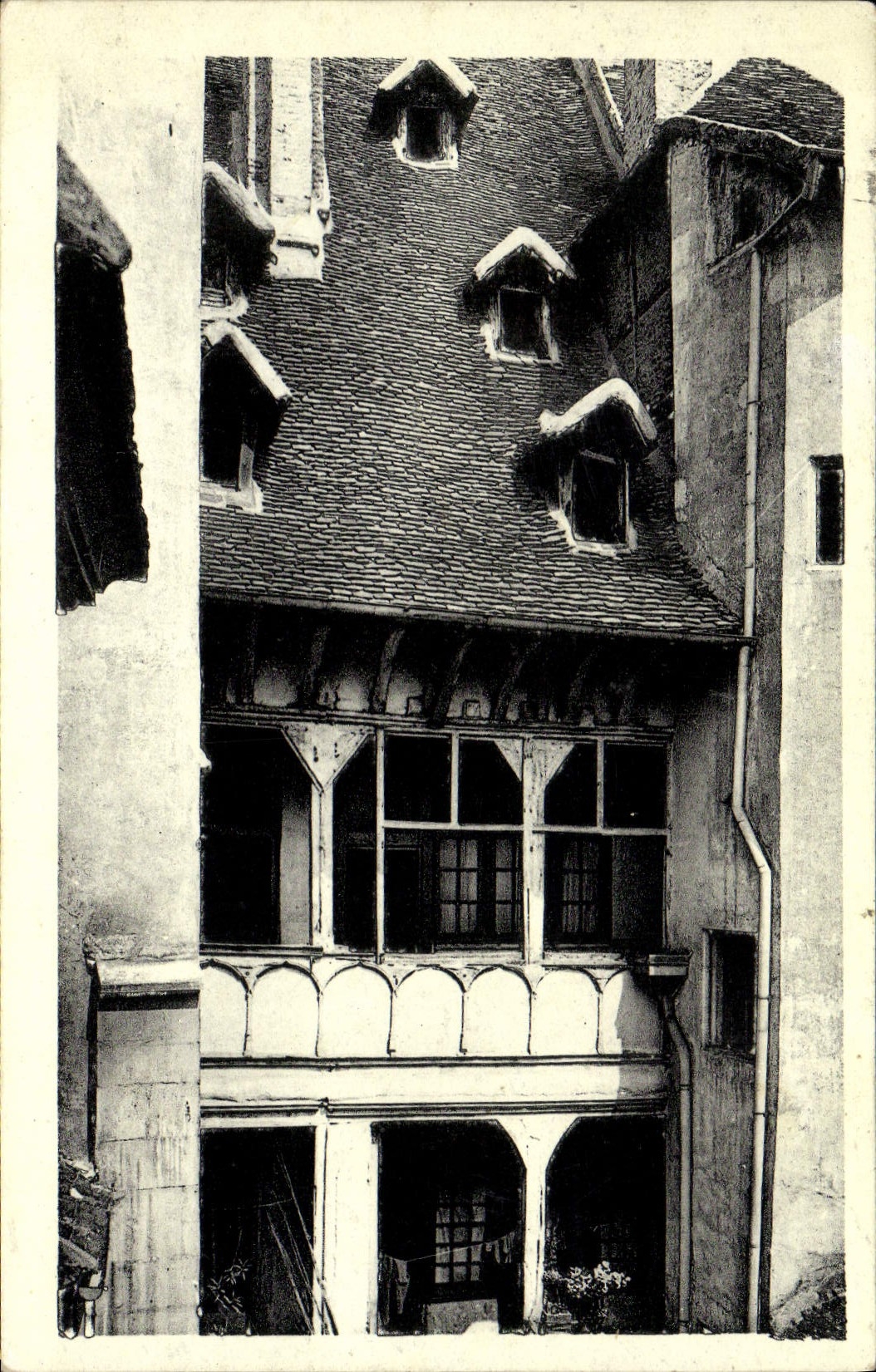 VINTAGE POSTCARD Trawl-net on the Saone the House of the Three Attics