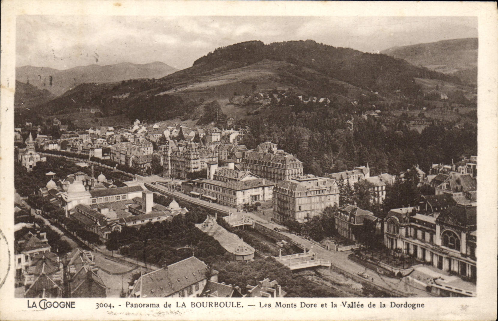 Panorama de la POSTAL de la VENDIMIA de Bourboule que los montajes doran y el valle del Dordogne
