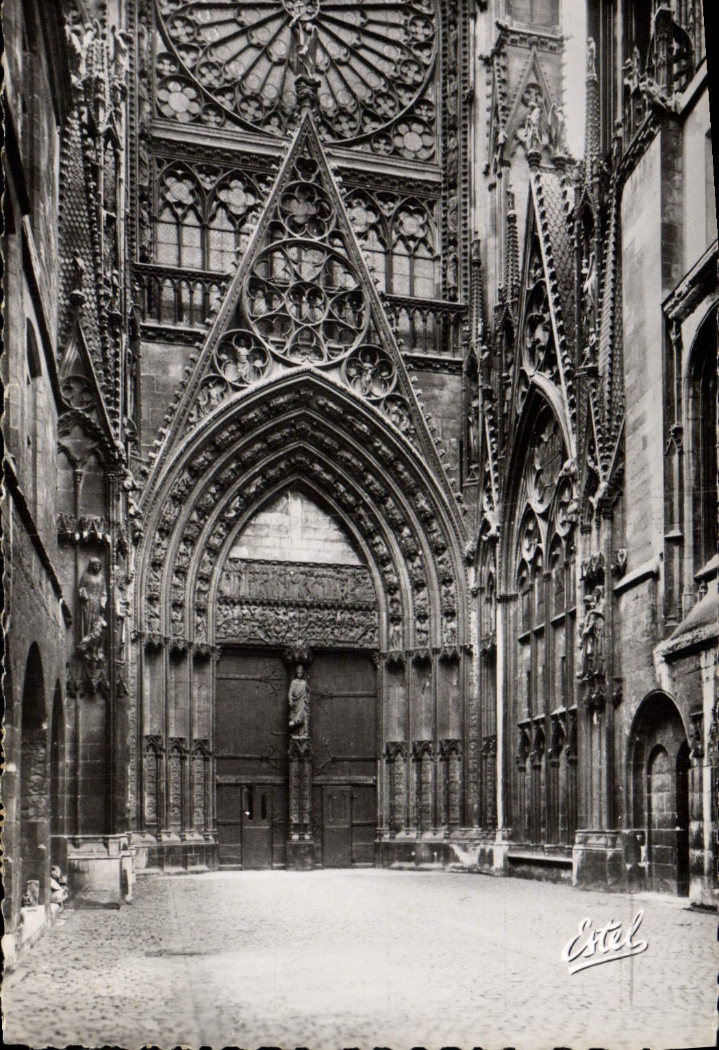 POSTAL MODERNA Ruán la corte de la catedral de los libreros