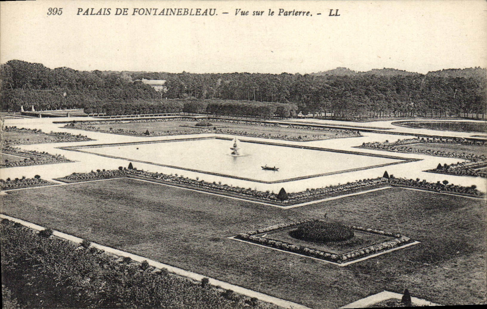 CPA Palais de Fontainebleau Vue sur le Parterre 